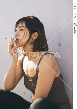 タバコを吸う・喫煙する女性 97209416