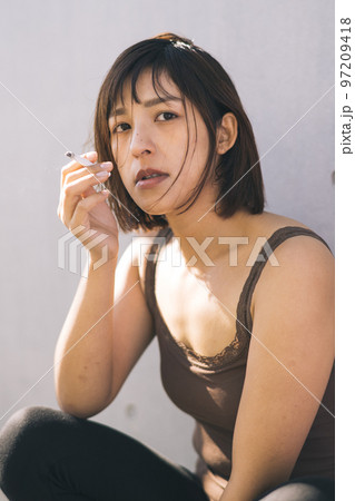 タバコを吸う・喫煙する女性 97209418