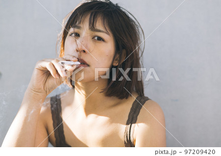 タバコを吸う・喫煙する女性 97209420