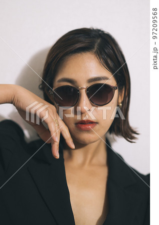 黒いジャケットの女性 黒いジャケットの女性 97209568