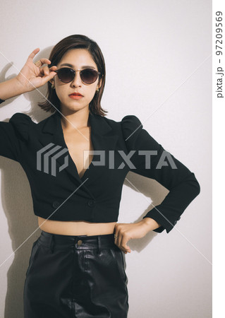黒いジャケットの女性 黒いジャケットの女性 97209569
