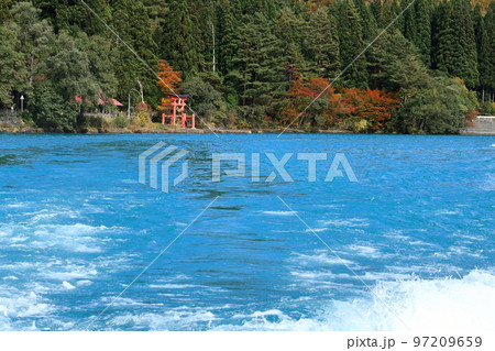 田沢湖と湖畔の紅葉 田沢湖と湖畔の紅葉 97209659