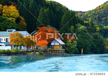 田沢湖と湖畔の紅葉 97209664
