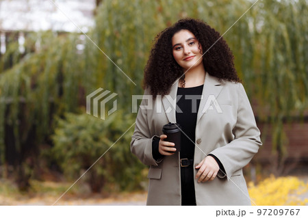 woman coffee street 97209767