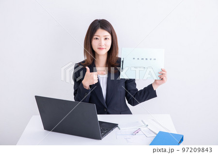 経理の女性社員 97209843