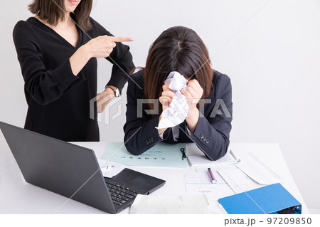 上司からパワハラを受ける女性 上司からパワハラを受ける女性 97209850
