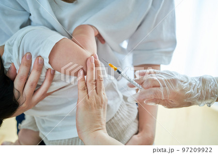 予防接種を受ける乳幼児 予防接種を受ける乳幼児 97209922