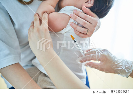予防接種を受ける乳幼児 97209924