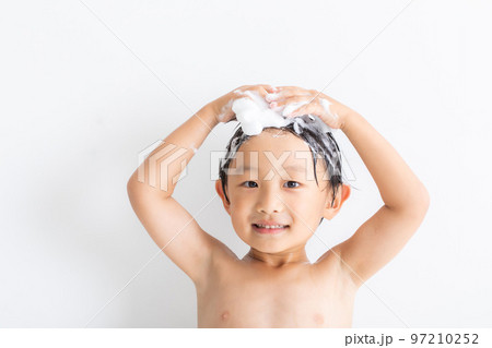 シャンプーする子供・foam 97210252