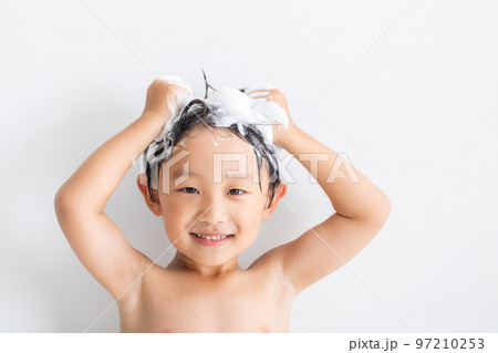 シャンプーする子供・foam 97210253