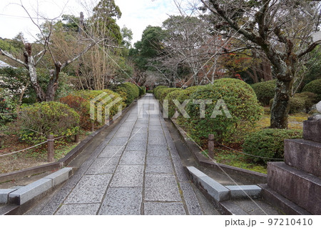 京都市の秋:興正寺境内へ至る参道・維新の道の風景 京都市の秋:興正寺境内へ至る参道・維新の道の風景 97210410