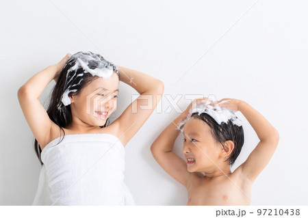 髪を洗う子供・washing hair 97210438
