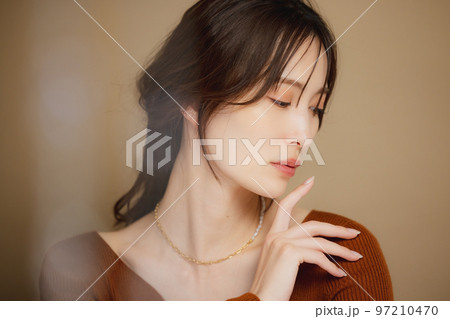 茶色のカットソーの女性 茶色のカットソーの女性 97210470