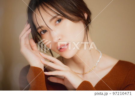 茶色のカットソーの女性 97210471