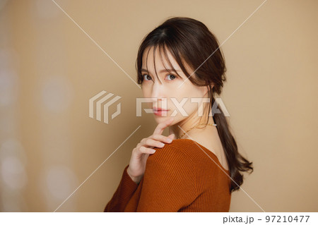 茶色のカットソーの女性 97210477
