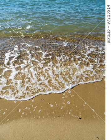 砂浜の波打ち際。 97210514