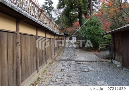 京都の秋：高台寺の塔頭である岡林院境内入り口の風景　 97211829