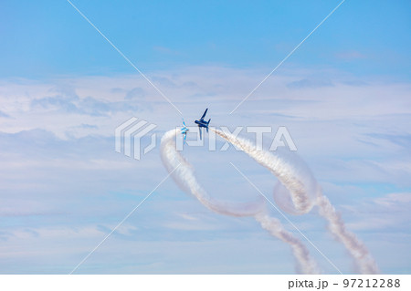 ブルーインパルスの航空ショー ブルーインパルスの航空ショー 97212288