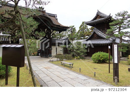 京都にある日本のお寺:親鸞上人の墓所である大谷祖廟境内の太鼓楼と惣門の風景 京都にある日本のお寺:親鸞上人の墓所である大谷祖廟境内の太鼓楼と惣門の風景 97212304