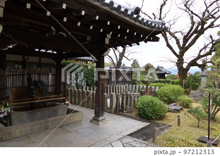 京都にある日本のお寺：親鸞上人の墓所である大谷祖廟境内の風景　 97212313