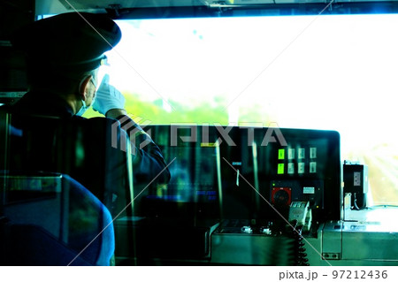 電車の運転席 97212436