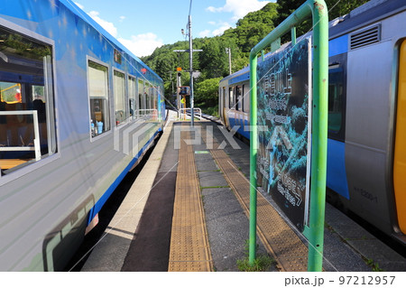 小海線 信濃川上駅の狭い駅幅と列車交換 (HIGH RAIL 1375車両) 小海線 信濃川上駅の狭い駅幅と列車交換 (HIGH RAIL 1375車両) 97212957