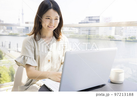 テラスで仕事をする若い女性　ビジネスウーマン 97213188