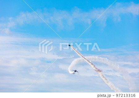 ブルーインパルスの航空ショー ブルーインパルスの航空ショー 97213316