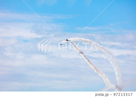 ブルーインパルスの航空ショー ブルーインパルスの航空ショー 97213317