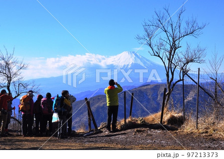 伊勢原市 冬晴れの日に大山山頂から富士山を望む登山者 伊勢原市 冬晴れの日に大山山頂から富士山を望む登山者 97213373