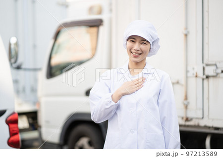 若い女性の食品配送ドライバー（安心） 97213589