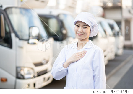 若い女性の食品配送ドライバー（安心） 97213595