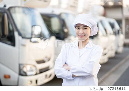 若い女性の食品配送ドライバー（腕組み） 97213611