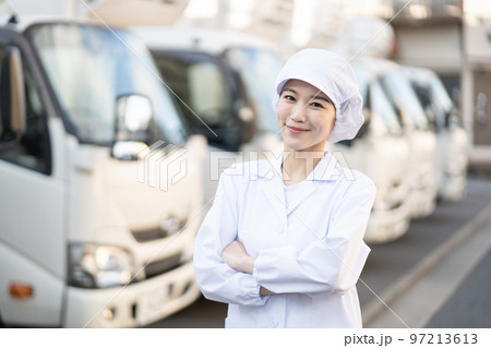 若い女性の食品配送ドライバー（腕組み） 97213613