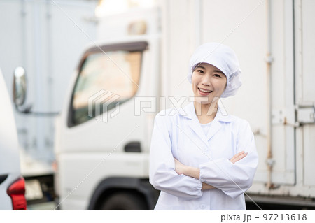 若い女性の食品配送ドライバー（腕組み） 97213618