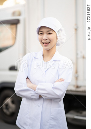 若い女性の食品配送ドライバー（腕組み） 97213627