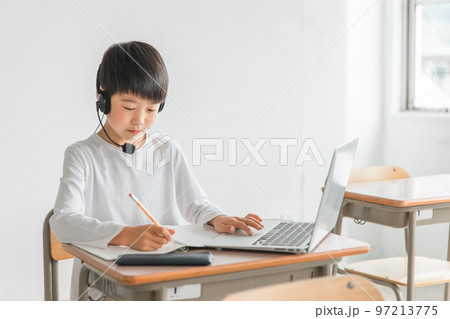 学校の教室・塾でノートパソコンを使った授業をする小学生（意見・勉強・夏期講習） 97213775