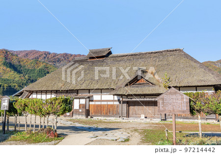 福島県南会津郡　快晴の大内宿町並み展示館 97214442