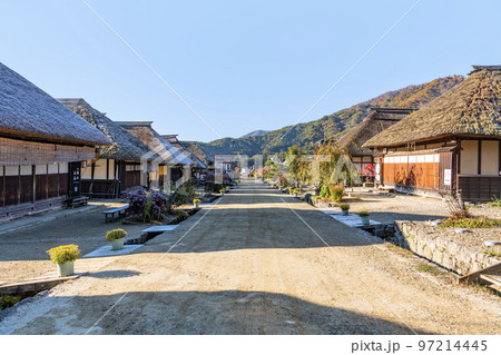 福島県南会津郡　伝統的な茅葺屋根の建物が並ぶ有名な観光地「大内宿」 97214445