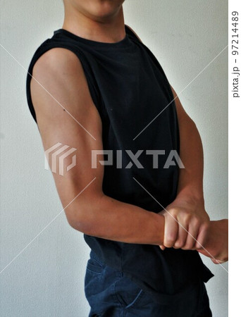 筋肉を自慢する男性 97214489