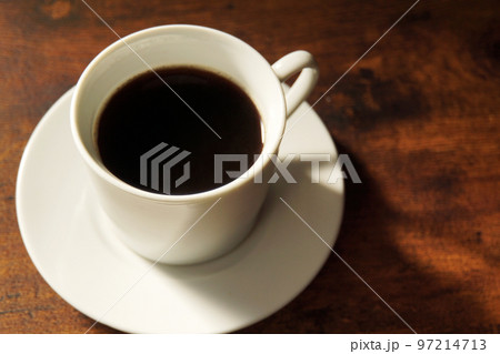 木製テーブルの上のブラックコーヒー 97214713