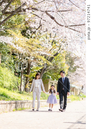 公園を歩く家族 97214741