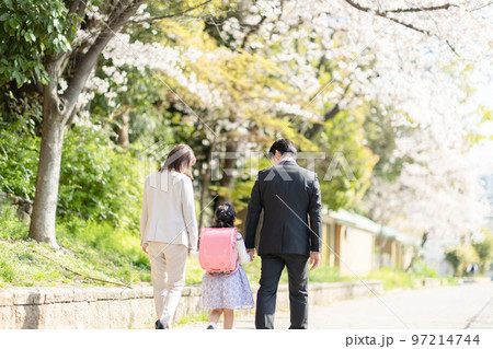 公園を歩く家族 公園を歩く家族 97214744