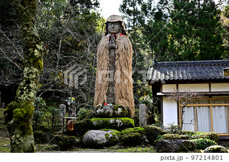 お地蔵様の冬支度 97214801