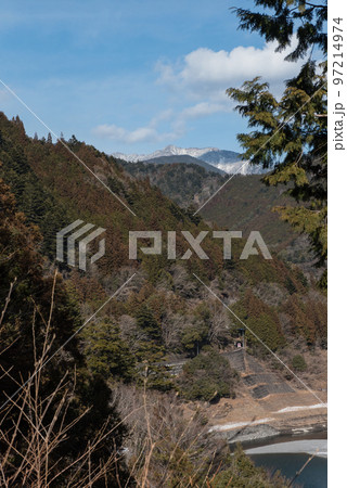 静岡県榛原郡川根本町にある大井川鐡道の奥大井湖上駅と接岨峡温泉駅の間の線路と車両と青空 静岡県榛原郡川根本町にある大井川鐡道の奥大井湖上駅と接岨峡温泉駅の間の線路と車両と青空 97214974