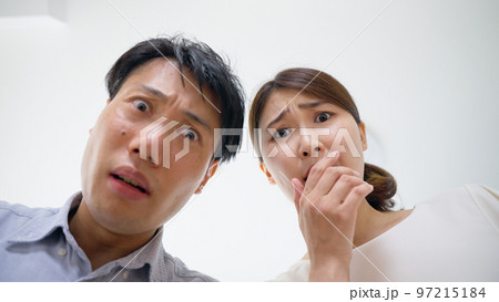 驚く夫婦 97215184
