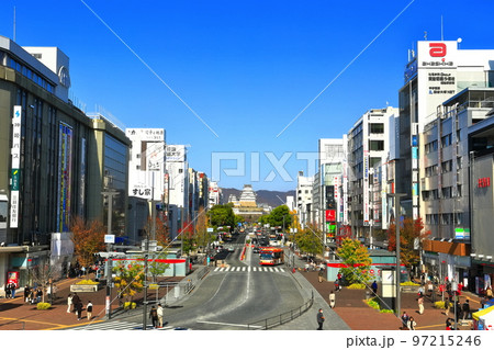 【兵庫県】晴天の姫路城と大手前通り 【兵庫県】晴天の姫路城と大手前通り 97215246