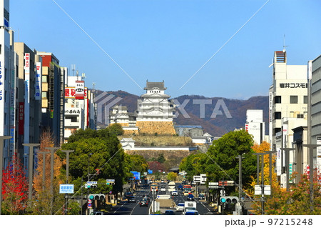 【兵庫県】晴天の姫路城と大手前通り 【兵庫県】晴天の姫路城と大手前通り 97215248