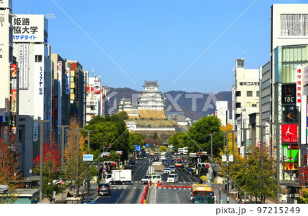 【兵庫県】晴天の姫路城と大手前通り 【兵庫県】晴天の姫路城と大手前通り 97215249