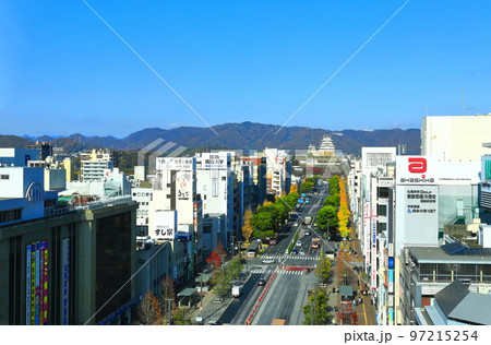 【兵庫県】晴天の姫路城と大手前通り 【兵庫県】晴天の姫路城と大手前通り 97215254